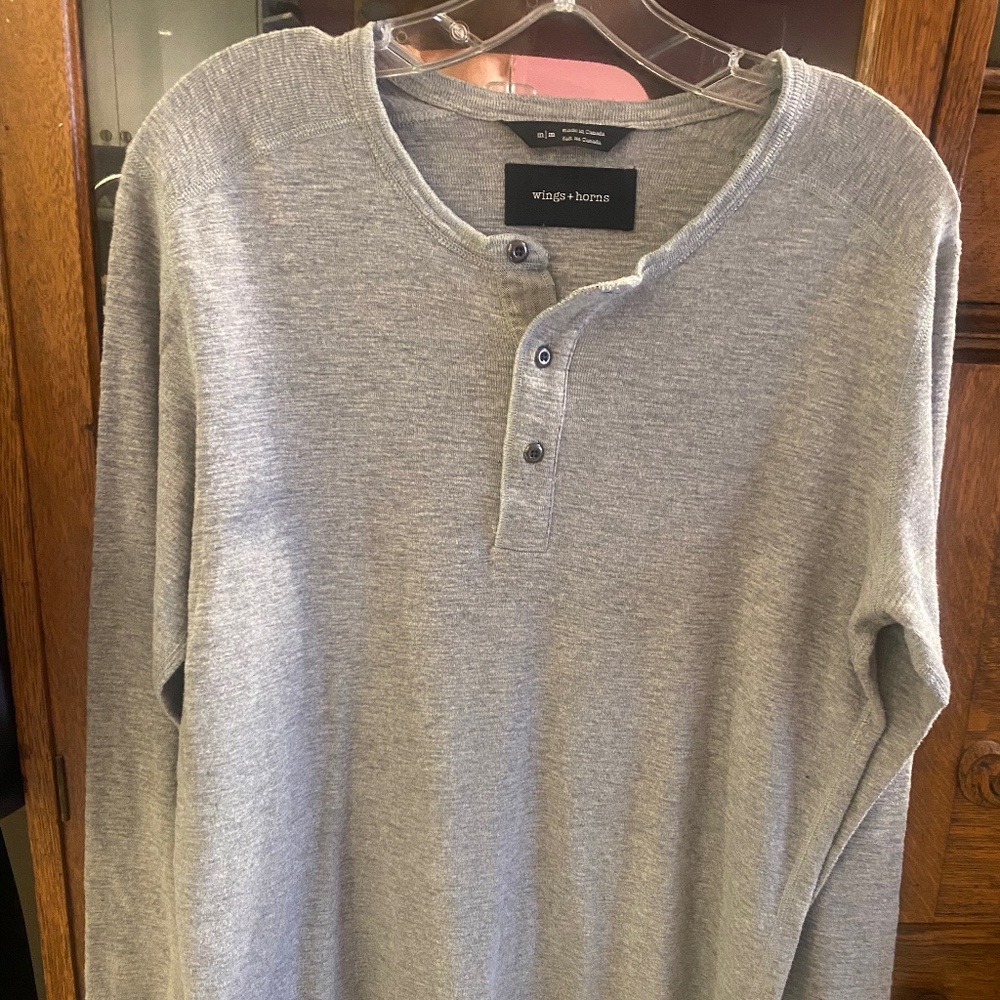 WINGS & HORNS grey men's henley, size M